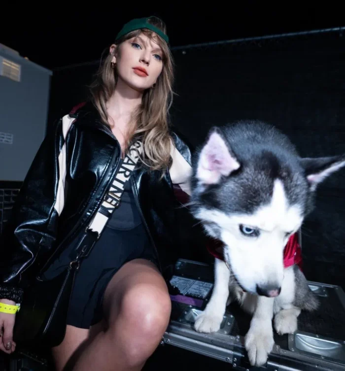 New Picture Of Taylor Swift With Swaggy Wolfdog At Neon V0 7Vry3Cuonouc1